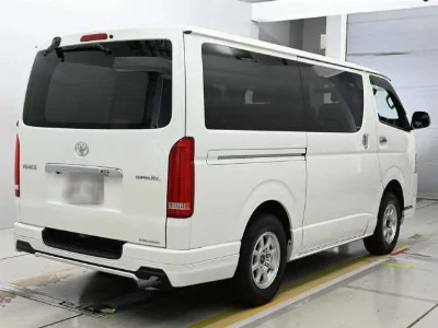 TOYOTA HIACE VAN