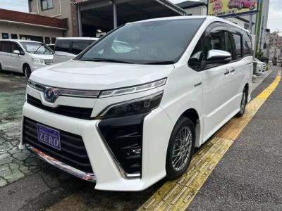 TOYOTA VOXY 2018 с аукциона, 1800cc, пробег 100 000 км