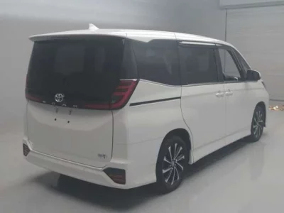 TOYOTA NOAH 2023 с аукциона, 1800cc, пробег 10 000 км