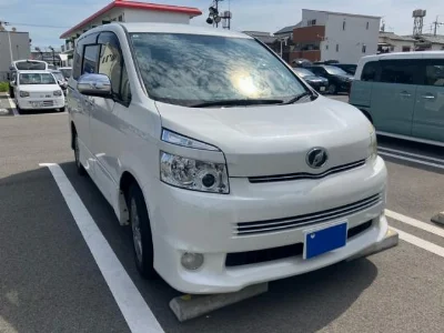 TOYOTA VOXY с аукциона, 2000cc, пробег 179 000 км