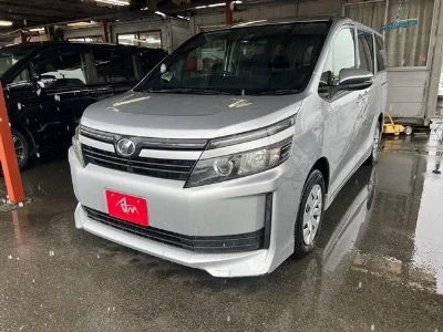 TOYOTA VOXY 2016 с аукциона, 2000cc, пробег 102 000 км