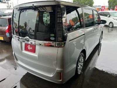 TOYOTA VOXY 2016 с аукциона, 2000cc, пробег 102 000 км