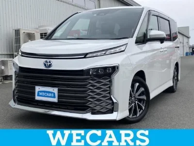 TOYOTA VOXY 2023 с аукциона, 1800cc, пробег 43 000 км