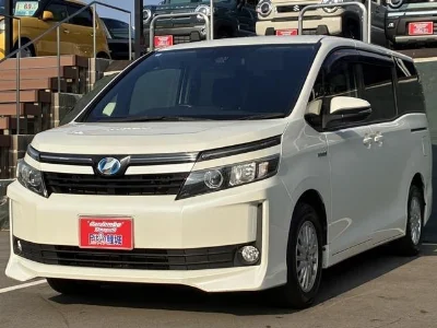 TOYOTA VOXY 2016 с аукциона, 1800cc, пробег 69 000 км