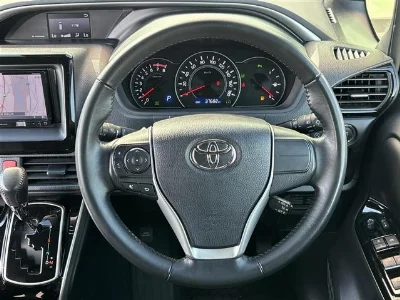 TOYOTA VOXY с аукциона, 2000cc, пробег 38 000 км