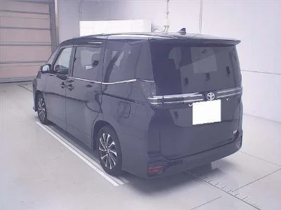 TOYOTA VOXY 2025 с аукциона, 1800cc, пробег 15 000 км