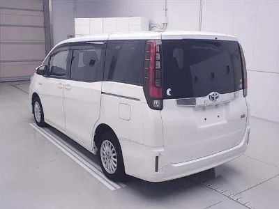 TOYOTA NOAH 2015 с аукциона, 1800cc, пробег 104 000 км