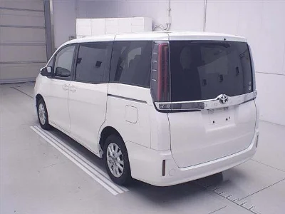 TOYOTA NOAH 2017 с аукциона, 2000cc, пробег 97 000 км