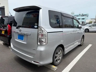 TOYOTA VOXY 2009 с аукциона, 2000cc, пробег 124 000 км