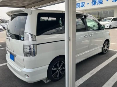 TOYOTA VOXY 2006 с аукциона, 2000cc, пробег 92 000 км