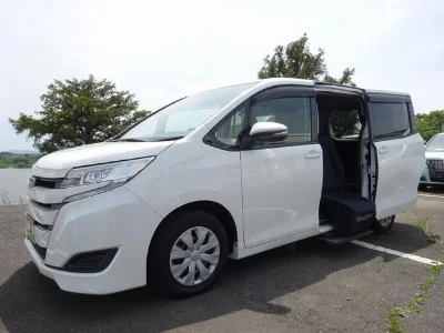 TOYOTA NOAH 2018 с аукциона, 2000cc, пробег 44 000 км
