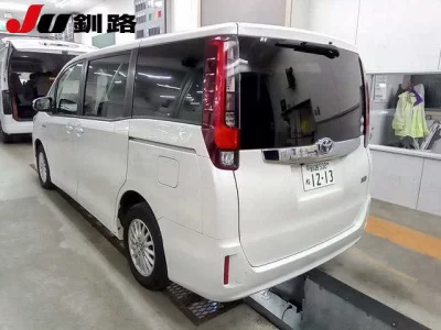 TOYOTA NOAH 2015 с аукциона, 1800cc, пробег 56 000 км