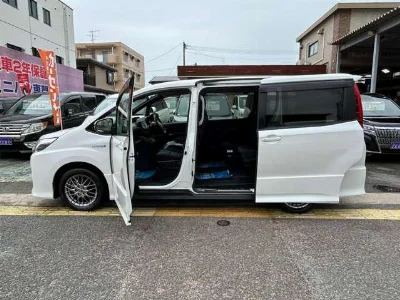 TOYOTA NOAH