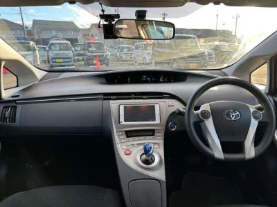 TOYOTA PRIUS 2013 с аукциона, 1800cc, пробег 87 000 км