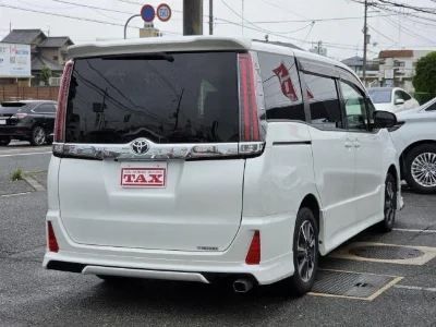 TOYOTA NOAH 2017 с аукциона, 2000cc, пробег 99 000 км