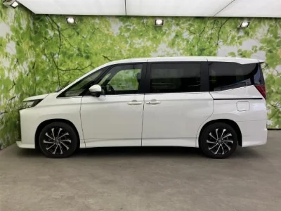 TOYOTA NOAH 2024 с аукциона, 1800cc, пробег 17 000 км
