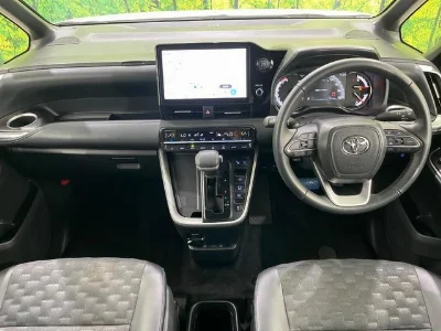 TOYOTA VOXY 2024 с аукциона, 2000cc, пробег 11 000 км