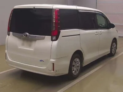 TOYOTA NOAH 2015 с аукциона, 2000cc, пробег 152 000 км