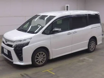TOYOTA VOXY 2020 с аукциона, 2000cc, пробег 133 000 км